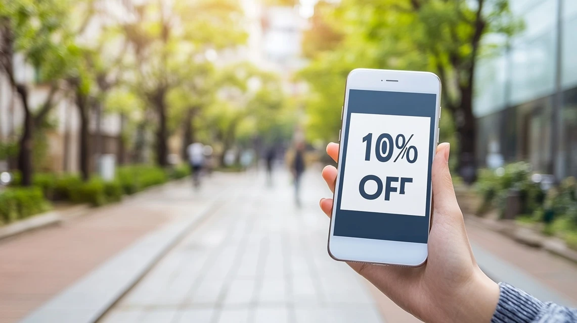 10%OFFのクーポンを入手する方法をイメージ。スマホ画面に大きな割引表示。