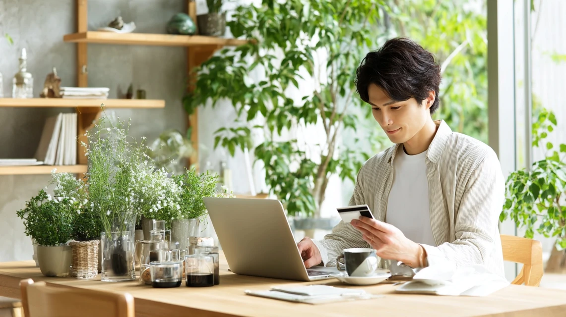 kodoクーポンの真偽をネットで調べる日本人男性