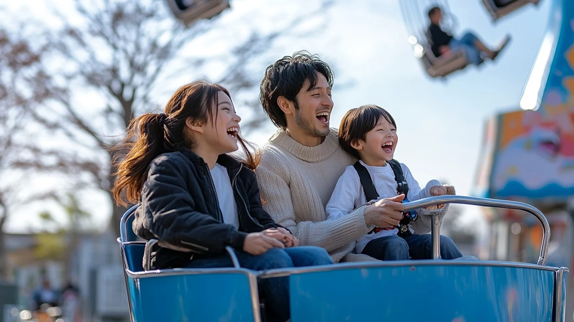 ラクテンチの乗り物を楽しむ日本人家族の笑顔の様子