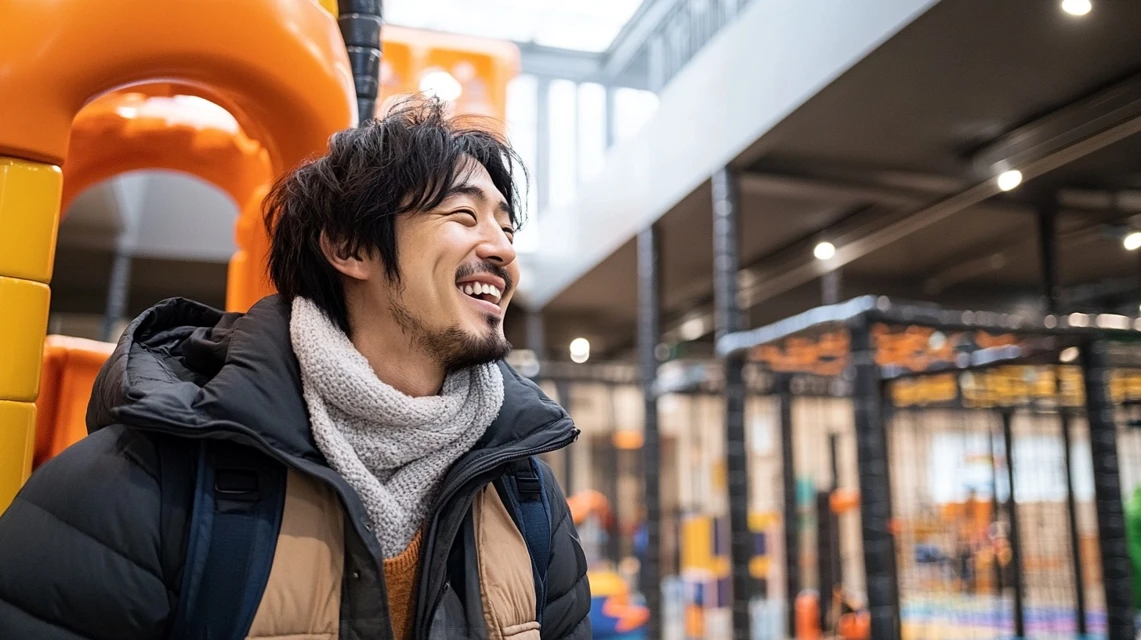 日本人の保護者が無料入場特典を使って施設に入るシーン
