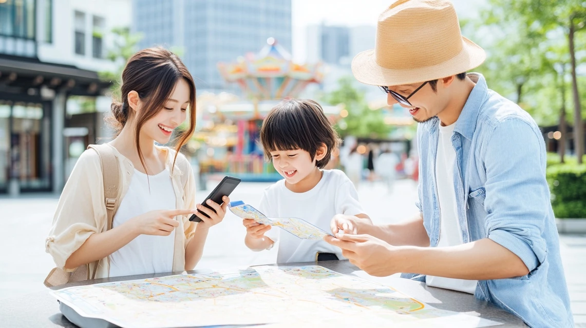 家族が地図とスマホで旅行計画を立てる様子
