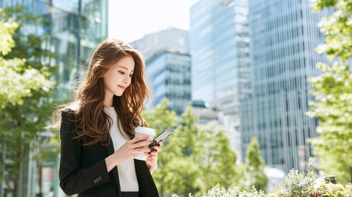 PayPayコード入力手順を確認する日本人が画面を見る様子
