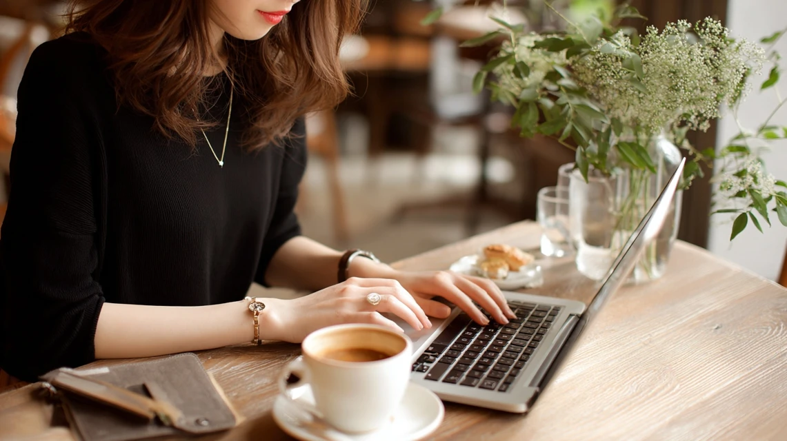 女性が端末設定を確認しているシーン
