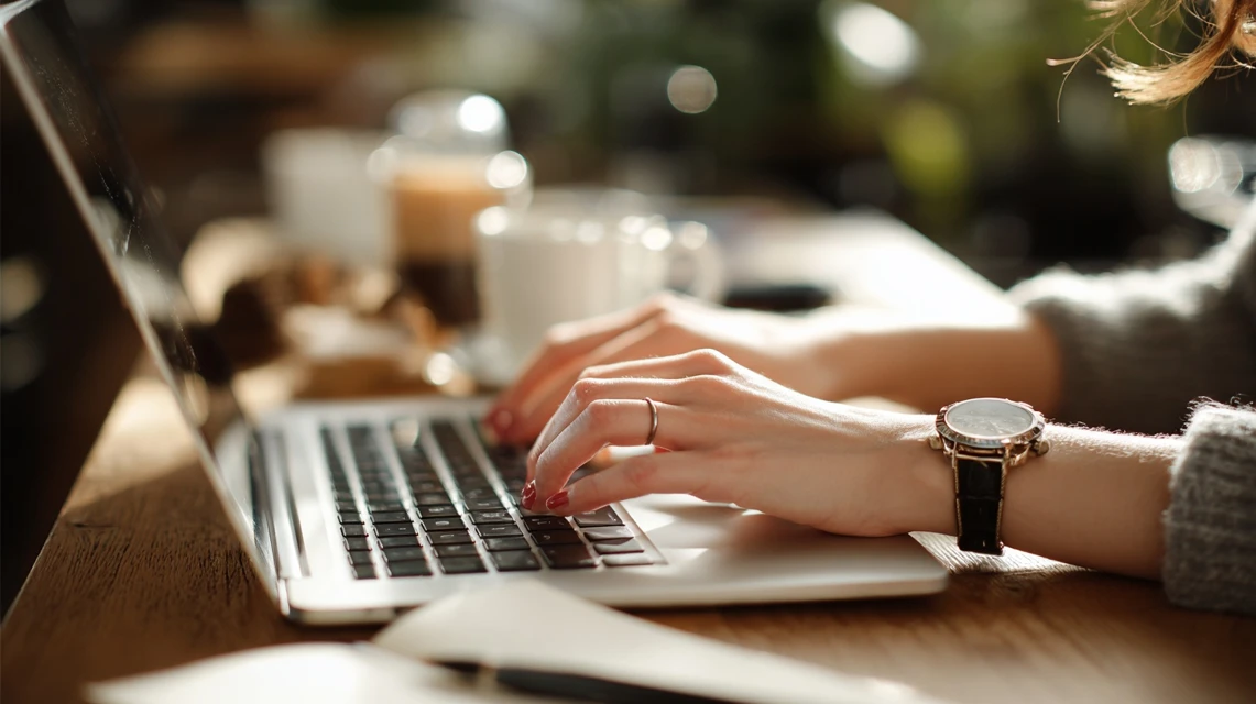 アプリでの登録方法をする女性イメージ画像