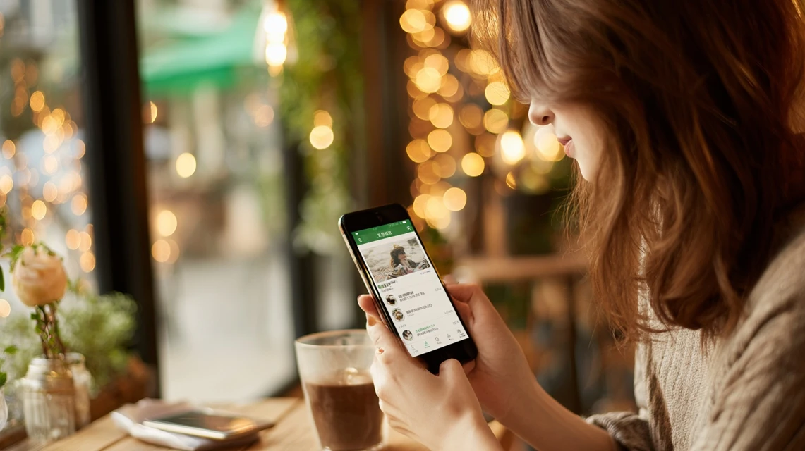 女性がスマホで機材確認する様子
