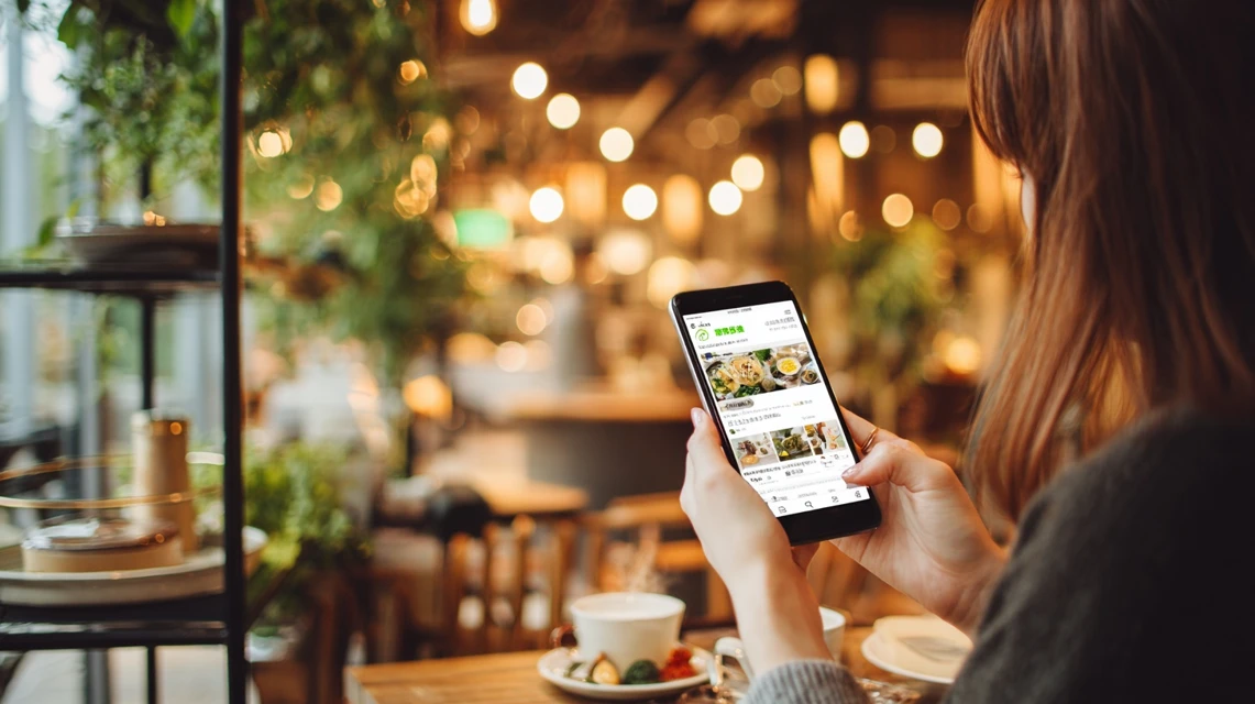 割引活用方法を調べる日本人の画像
