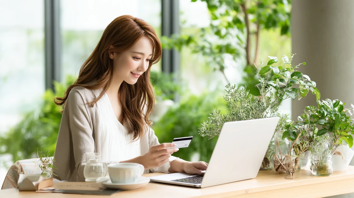 スシローで楽天支払いとドコモ特典を比較する日本人女性