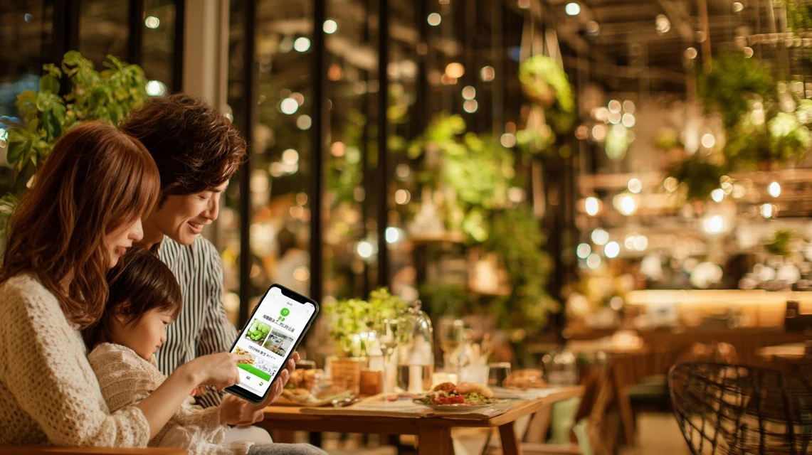 家族が料金表を見る場面
