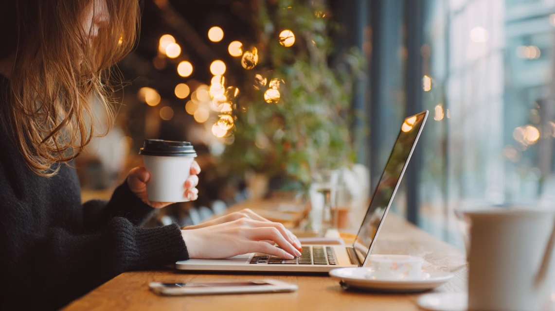 予算と発行スケジュールをチェックする女性