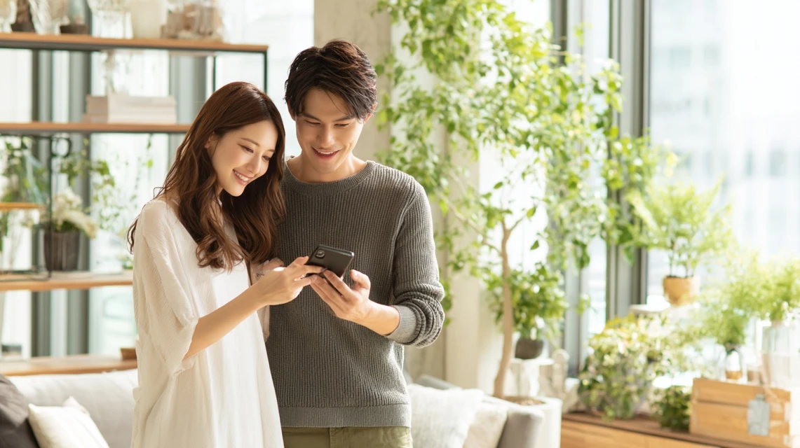 カップルがトラブル防止策を整理する場面
