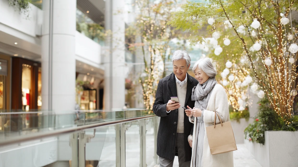 スマホを操作する笑顔の高齢夫婦