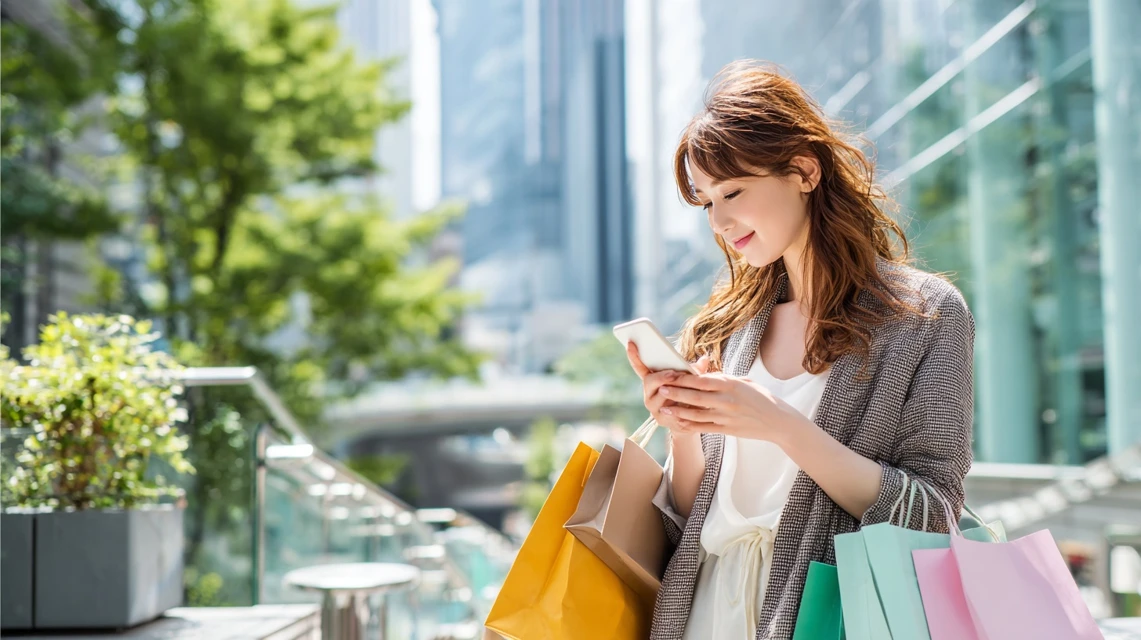 クーポン利用条件を読む日本人女性