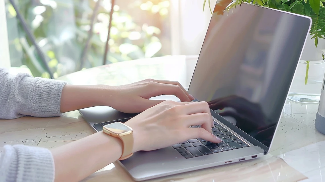 誕生日特典を確認する日本人が写る場面