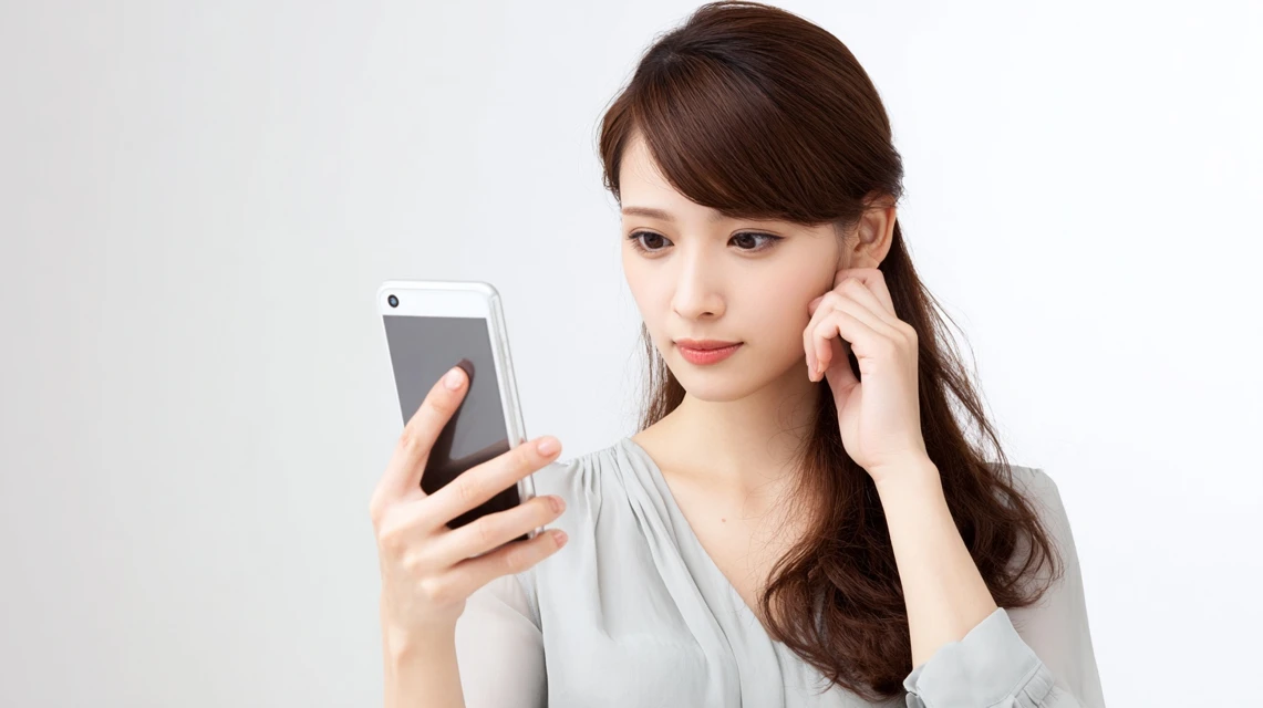 星乃珈琲店の疑問を確認する日本人
