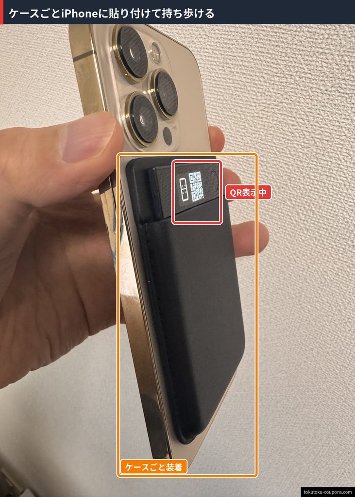 Plaud Note Proを純正ケースに入れてiPhoneの背面に貼り付けた状態を斜めから見た写真